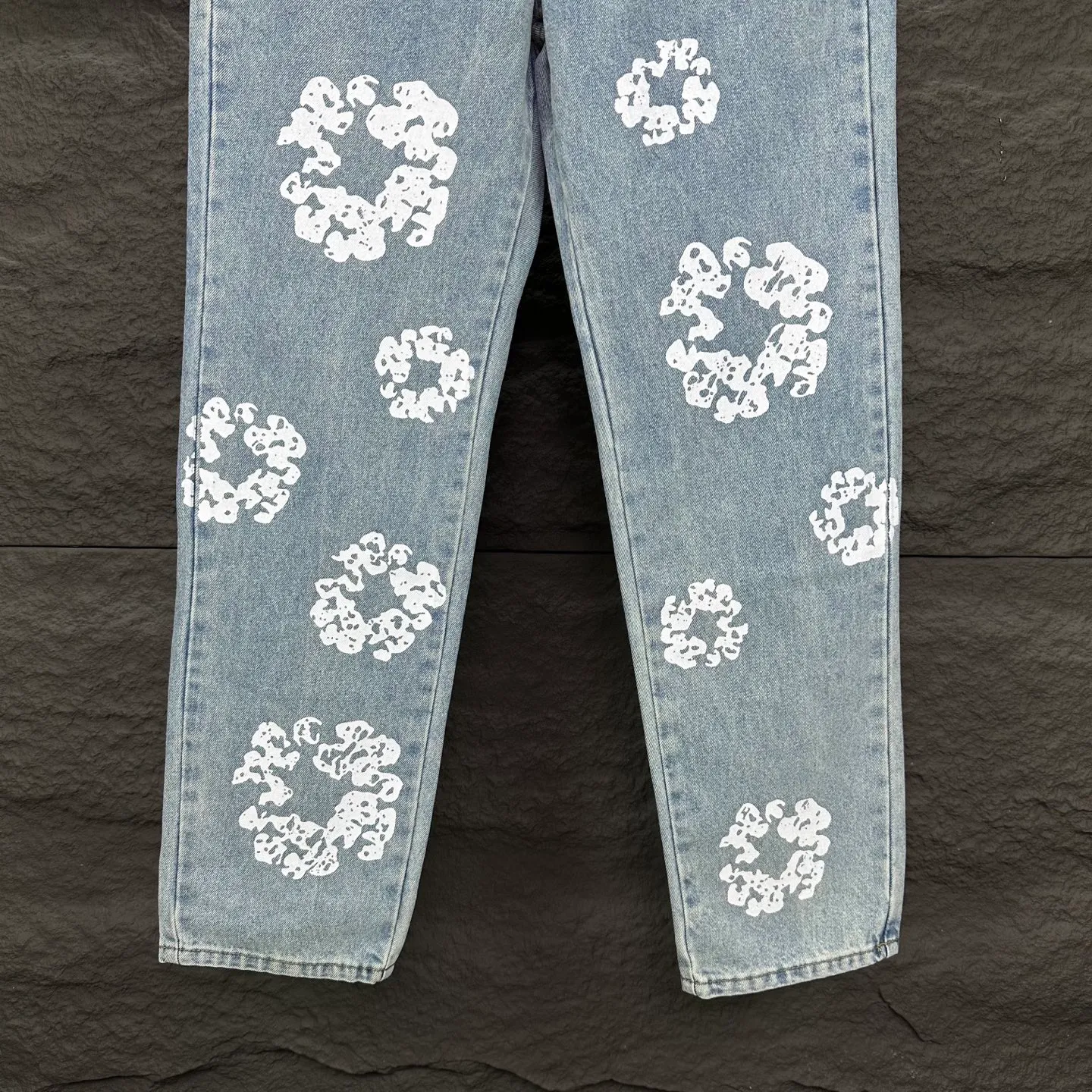 P230 Denim Tears 2025 new limited edition gem-inlaid kapok couples' washed jeans 🔥High version🔥High version🔥Top ceiling quality Styles with different washed textures are very friendly to people with thin legs and thick legs. The straight version is very flattering to the leg shape. Moderate length that never goes out of style, easy to match with casually, basic styling for various styles, a must-have in the wardrobe! The fabric is stiff but also makes the upper body soft without losing texture. The washing process is even more perfect. It is a must-have item for everyone! ! ! Washed wheat, hang tag, pants label, complete with three labels Color: black, blue, gray Size: 28, 30, 32, 34, 36 (five sizes)